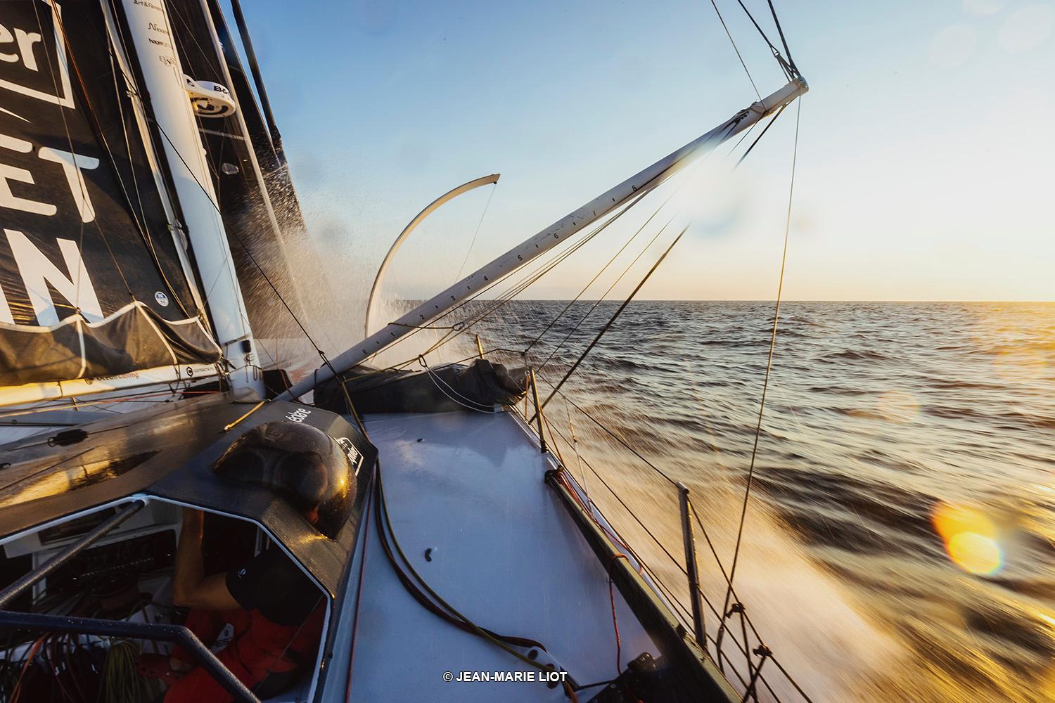 bateau IMOCA sur l'eau pendant défi Azimut